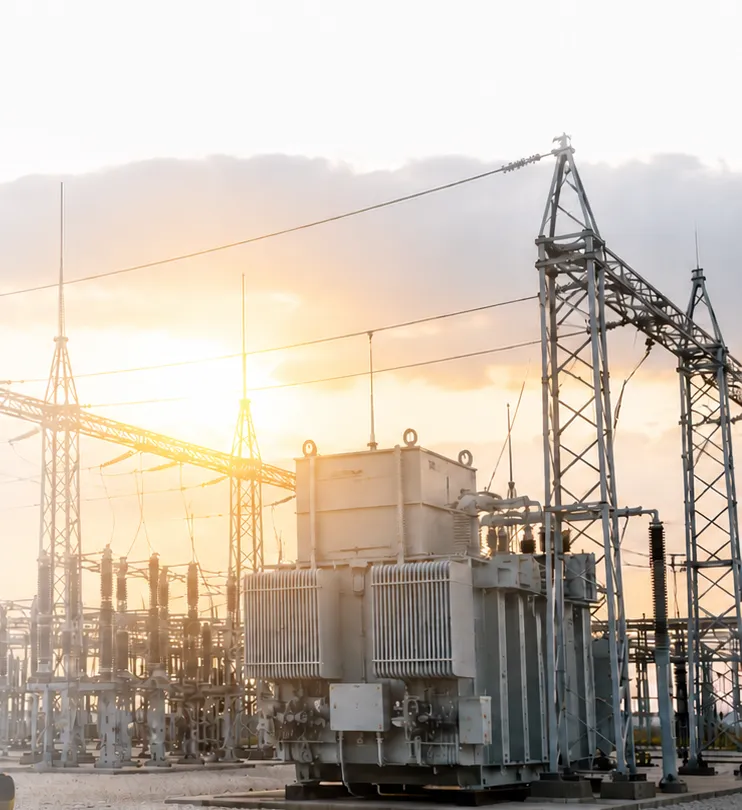 Subestación eléctrica al atardecer