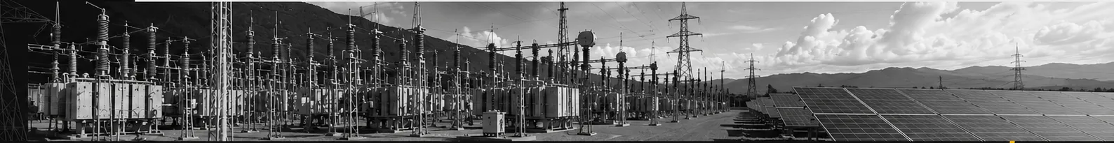 Subestación y paneles solares, panorámica en blanco y negro